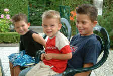 Oma wilde graag een foto met alle drie de kleinkinderen : Pirmin, Florian en Skender